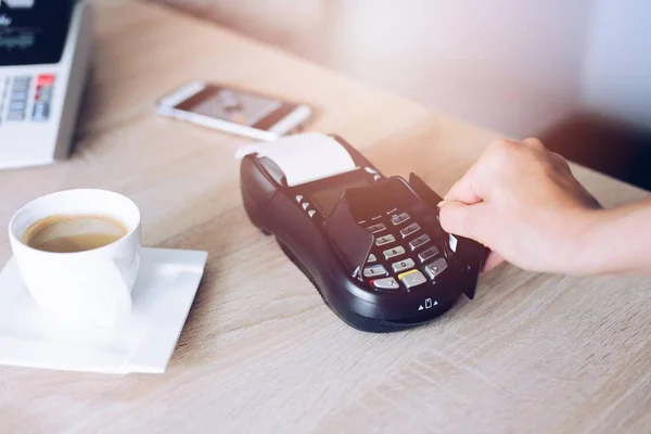 Frau zahlt im Café mit Kreditkarte — Stockfoto