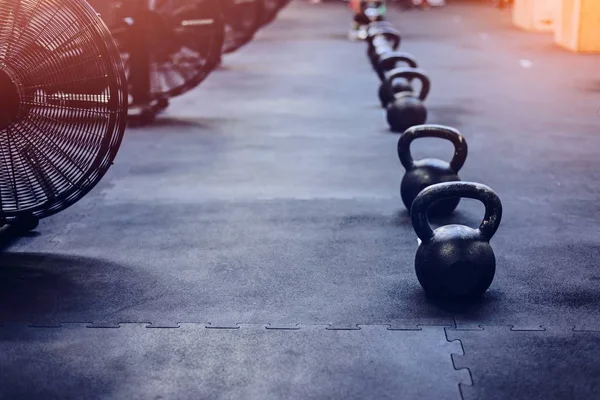 Kovový těžký kettlebell váhy — Stock fotografie