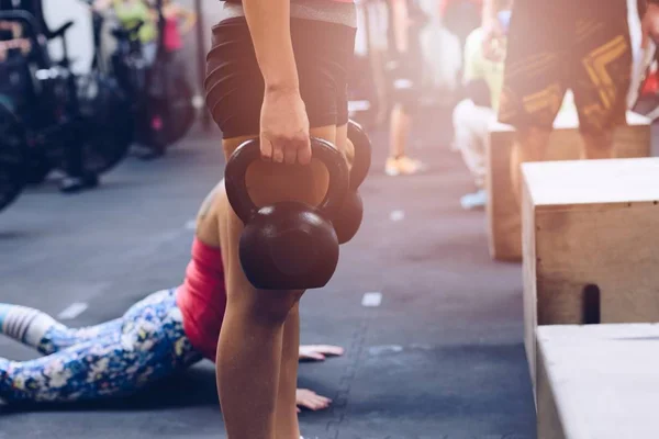 Cvičení s kettlebell váhy žena — Stock fotografie