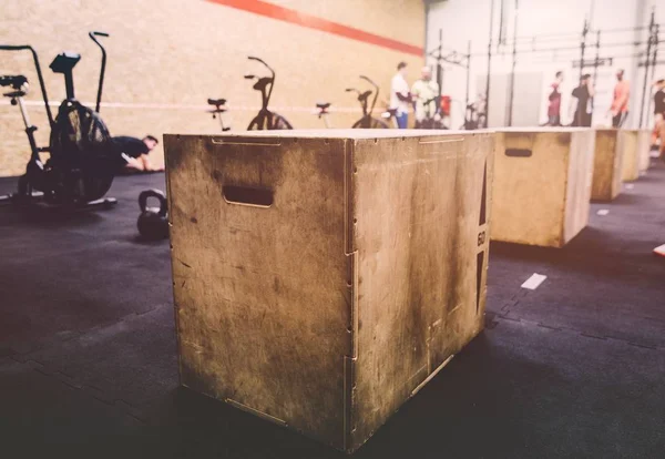 Caja de entrenamiento de madera y pesadas pesadas pesas de metal —  Fotos de Stock