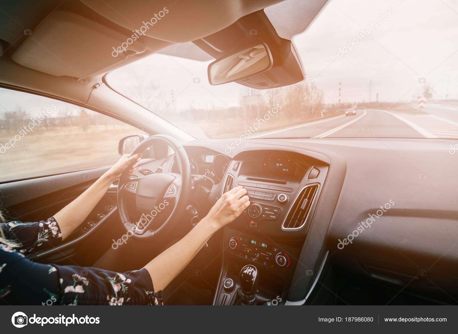 Junge Frau fährt Auto und passt Auto-Audio an. - Stockfotografie:  lizenzfreie Fotos © djedzura 187986080