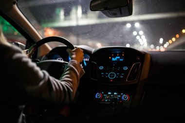 Genç kadın gece bir araba sürüş