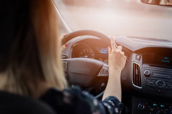 Mujer conduciendo coche en día soleado — Foto de Stock