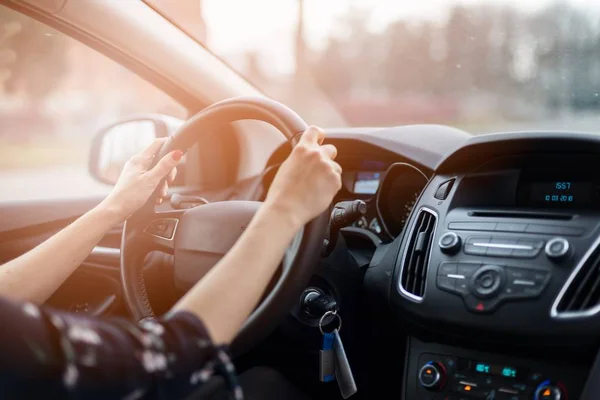 Mujer conduciendo coche en día soleado — Foto de Stock