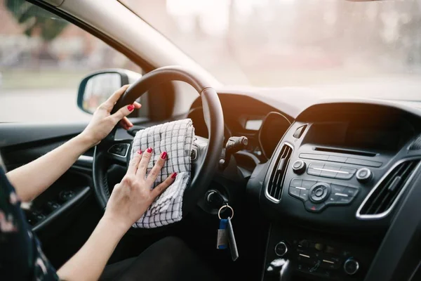 Mujer limpieza coche volante . — Foto de Stock