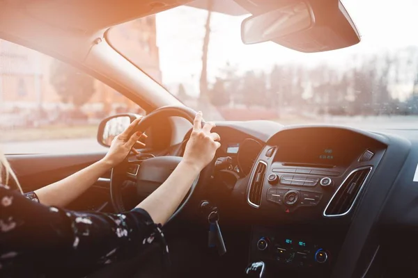 Mujer joven conduciendo un coche. — Foto de Stock