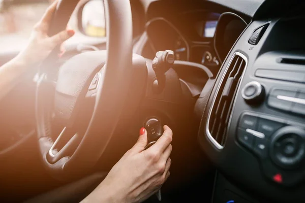 Mujer joven arrancando el motor del coche con llave — Foto de Stock