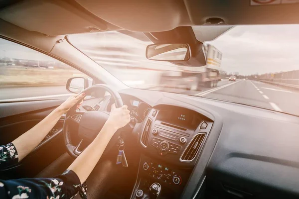 Joven mujer conduciendo un coche — Foto de Stock