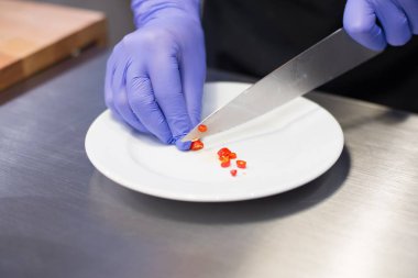 Kırmızı acı biber kesme