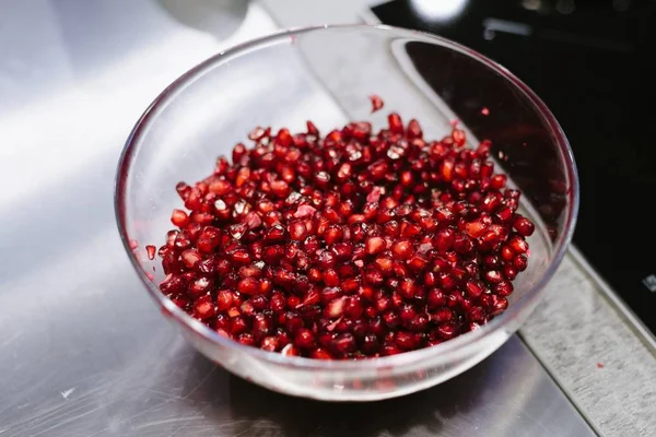 Semillas de granada roja en tazón de vidrio — Foto de Stock