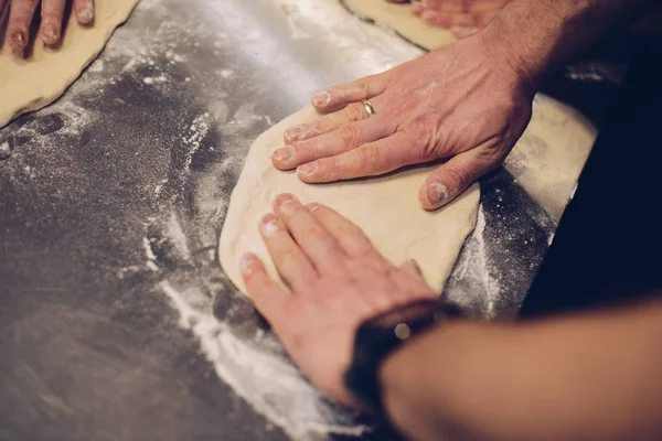 Чоловічі руки роблять тісто для піци — стокове фото