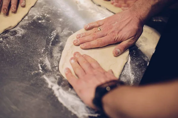 Manos masculinas haciendo masa de pizza —  Fotos de Stock