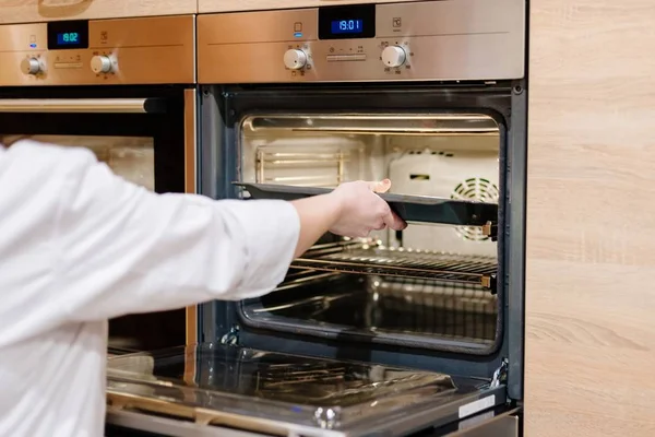 Fırın tepsisi kadın koyar