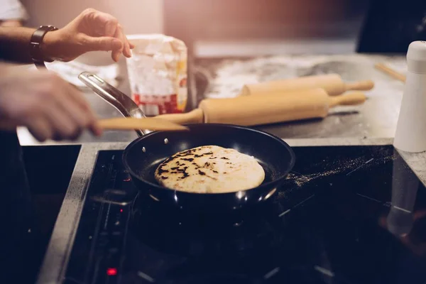 Freír imeruli tradicional en la sartén en la cocina . —  Fotos de Stock