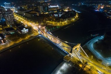 Hava gece dron Wroclaw Odre Nehri üzerinde Grunwald köprüde görüntülemek