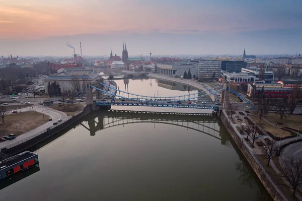 Antenowe drone widok na most grunwaldzki nad Odre rzeki we Wrocławiu — Zdjęcie stockowe