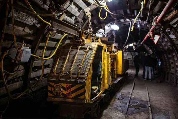 Treno sotterraneo in galleria miniera di carbone nero — Foto Stock