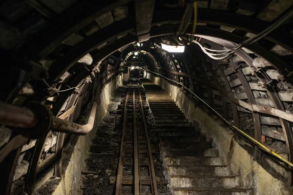Miniera di carbone nero sotterraneo con binari ferroviari — Foto Stock