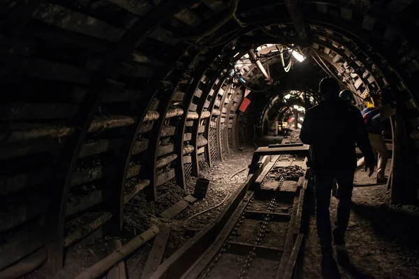 Miniera di carbone nero sotterraneo con binari ferroviari — Foto Stock