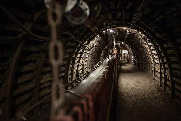 Underjordiska bandtransportör i kolgruva. — Stockfoto