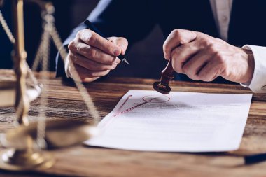 Erkek avukat ya da onun ofisinde çalışan noter