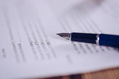 Belge üzerinde kalem.