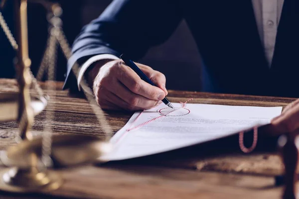 Männlicher Anwalt oder Notar unterschreibt Dokument in seinem Büro. — Stockfoto