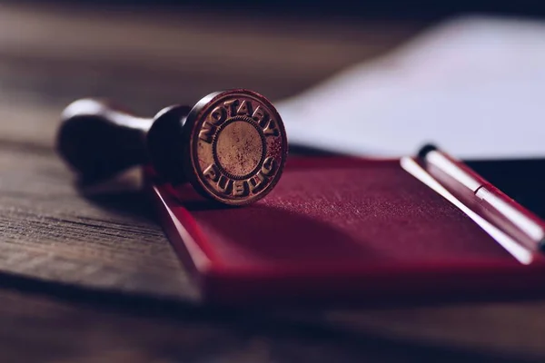 Notar Stempel auf unterzeichnetem Dokument. — Stockfoto