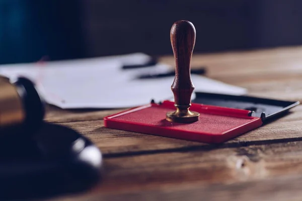 Advogado masculino ou notário carimbando documento em seu escritório . — Fotografia de Stock