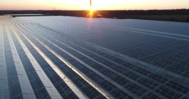 Düşük uçuş çiftlikte büyük modern Cam evler üzerinde