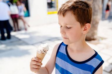 Sekiz yıl çocuk çocuk lezzetli dondurma yemek