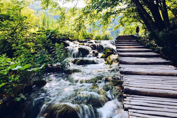 Houten pad over de prachtige rivier de cascades — Stockfoto