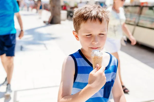 Oito anos criança menino comendo delicioso sorvete — Fotografia de Stock