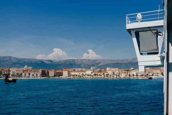 Uitzicht op Split vanaf autoferry op zonnige zomerdag. — Stockfoto