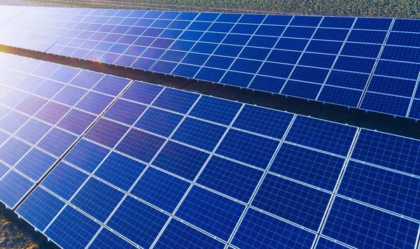 Drohnenblick auf Sonnenkollektoren auf Solarpark. — Stockfoto