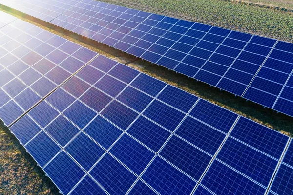 Drohnenblick auf Sonnenkollektoren auf Solarpark. — Stockfoto