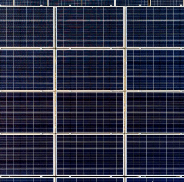 Veduta aerea drone su pannelli fotovoltaici in fattoria solare — Foto Stock