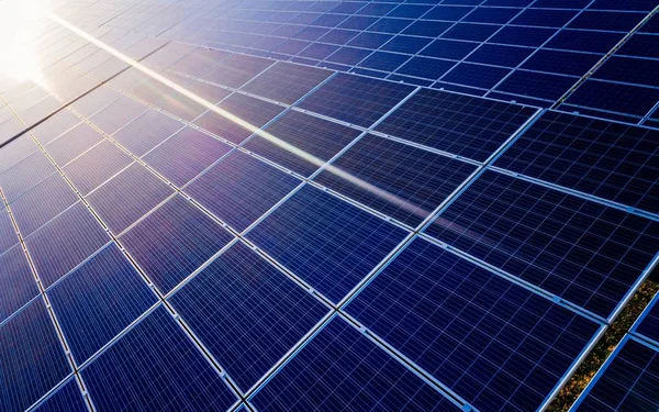 Drohnenblick auf Photovoltaik-Paneele auf Solarpark — Stockfoto