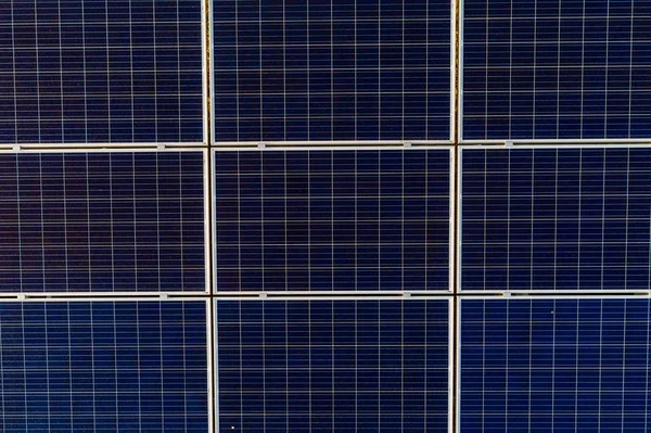 Veduta aerea drone su pannelli fotovoltaici in fattoria solare — Foto Stock