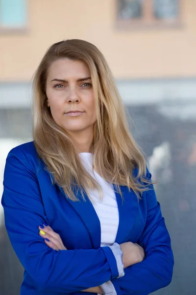 Joven mujer de negocios elegante en chaqueta azul . —  Fotos de Stock