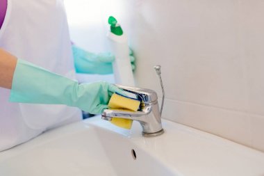 Beyaz önlük lavabo musluk temizlik genç güzel kadın.