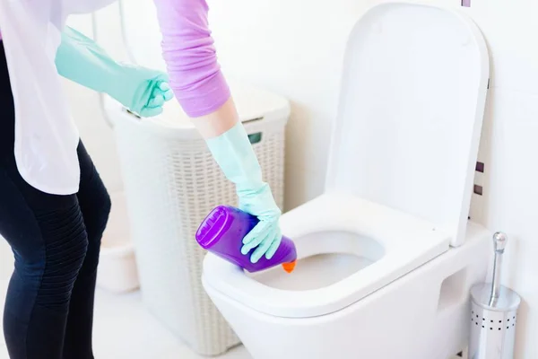 Giovane bella donna in grembiule bianco pulizia toilette . — Foto Stock
