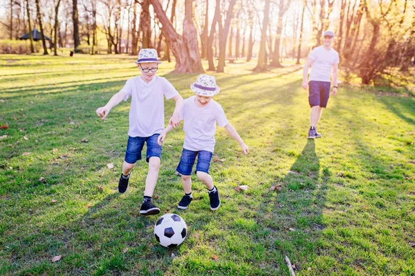 Chicos jugando al fútbol en Park . —  Fotos de Stock