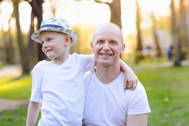 Mutlu bir çocuk evlat kucaklama baba.