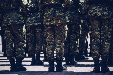 Kamuflaj üniformalar resmi geçit maskeleme içinde askerler