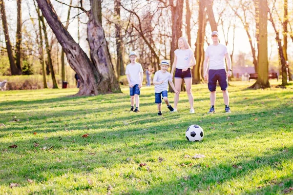 Familia jugando al fútbol en el parque . —  Fotos de Stock