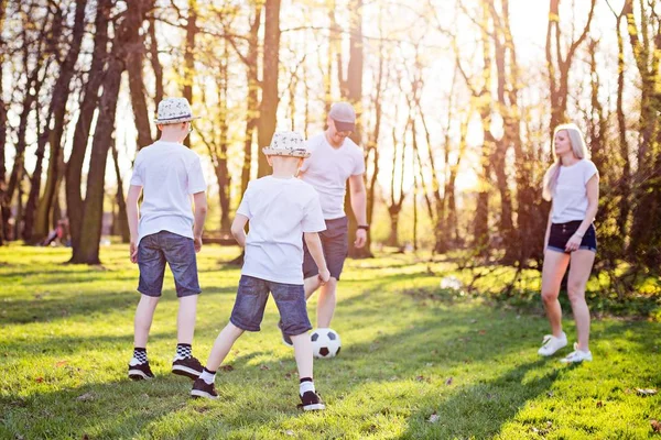 Οικογένεια, παίζοντας ποδόσφαιρο στο πάρκο. — Φωτογραφία Αρχείου