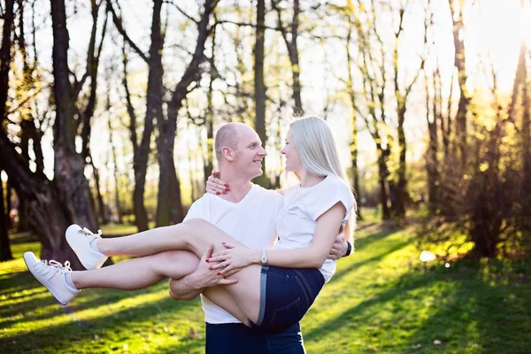 Счастливая романтическая пара в парке — стоковое фото