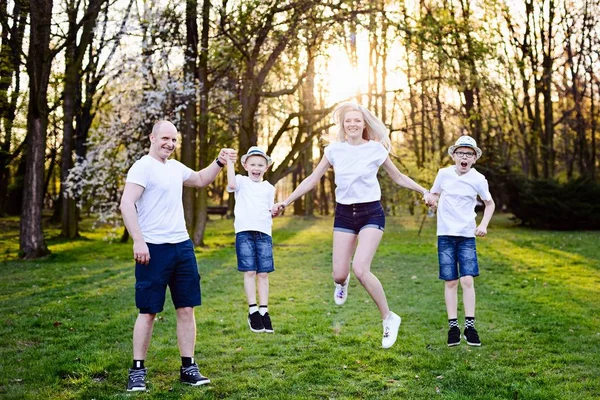Rodzina skok w parku. — Zdjęcie stockowe