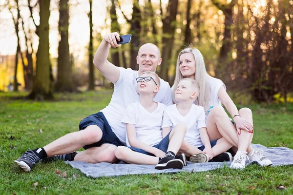 Семья делает селфи со смартфоном — стоковое фото